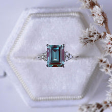 Load image into Gallery viewer, 3Ct Emerald Alexandrite Gold Engagement Ring
