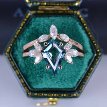 Load image into Gallery viewer, 2.5 Carat Kite Teal Sapphire Engagement Ring. 2.5CT Fancy Shield Shape Teal Sapphire Ring Set